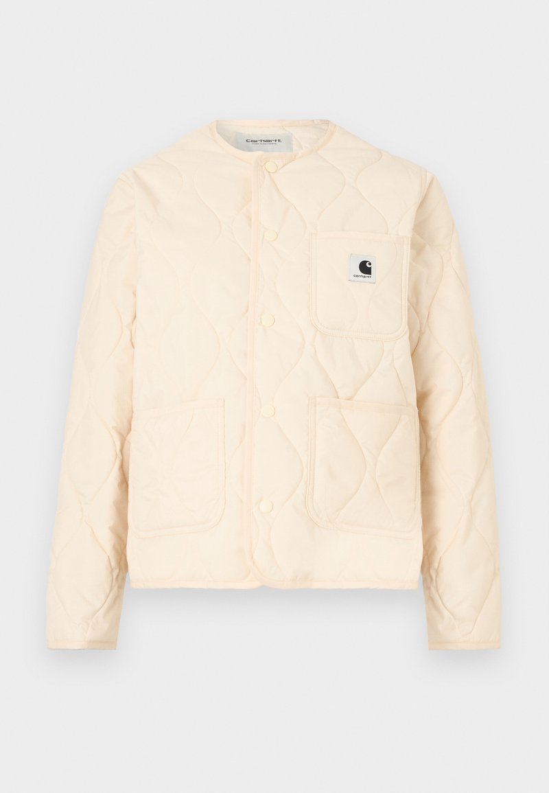 Giacca trapuntata color crema con scollo rotondo, chiusura a clip, tre tasche frontali e una piccola toppa logo bianca e nera sulla tasca del petto.