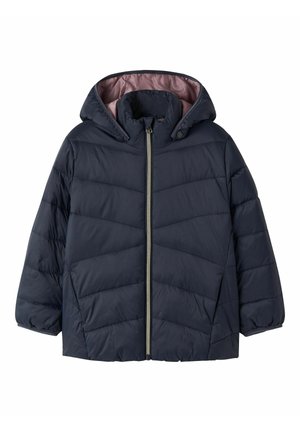 Veste d'hiver matelassée bleu marine pour enfants avec capuche, doublure rose, fermeture éclair à l'avant et poignets élastiques aux manches.
