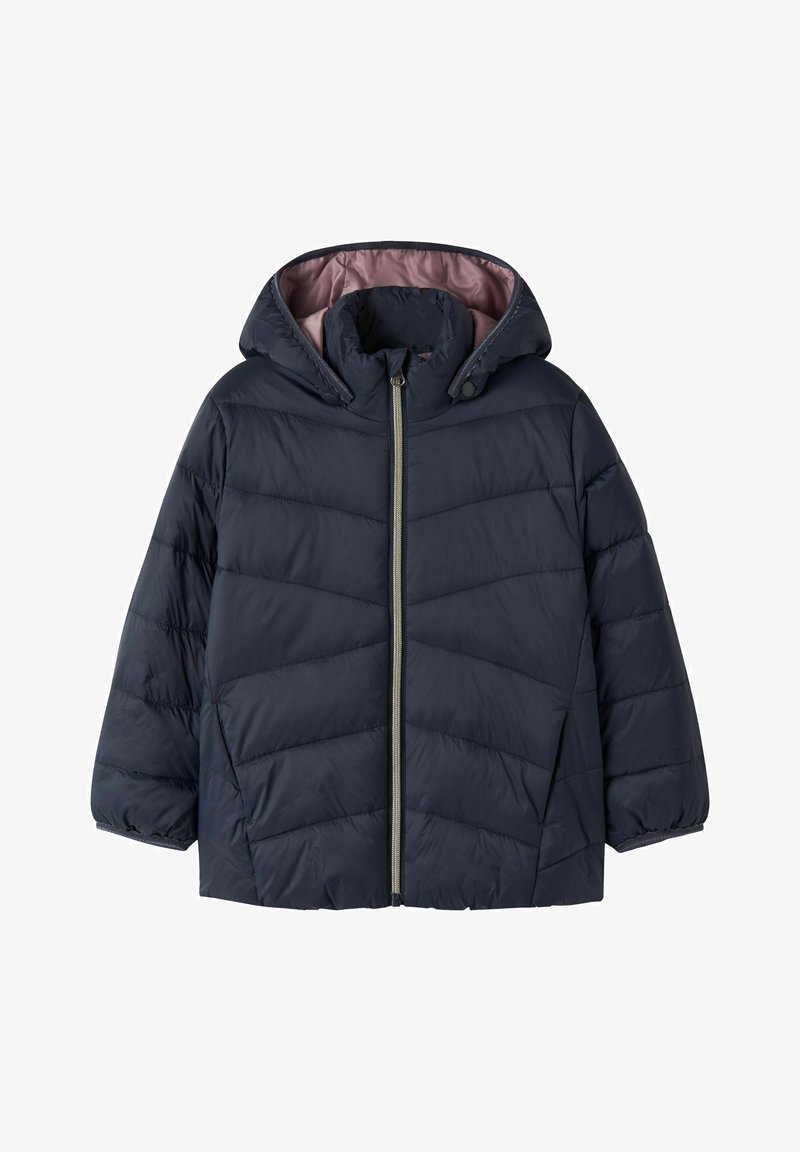 Veste d'hiver matelassée bleu marine pour enfants avec capuche, doublure rose, fermeture éclair à l'avant et poignets élastiques aux manches.