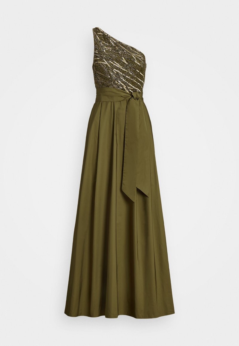 Robe asymétrique vert olive avec un corsage texturé à sequins et une jupe fluide et lisse attachée à la taille par une large ceinture.