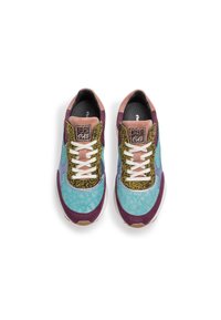 Bunte Sneakers mit einem Obermaterial aus blauer Wildleder, Laufstegen mit Leopardenmuster, lila und rosa Überzügen sowie weißen Schnürsenkeln auf einer Gummi-Sohle.