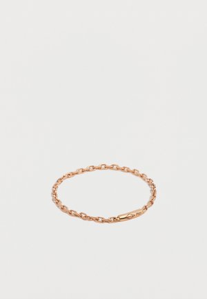 Zarter Ring aus Roségold mit kleinen verbundenen ovalen Gliedern und einem schmalen gravierten rechteckigen Anhänger mit der Prägung "750" auf weißem Hintergrund.