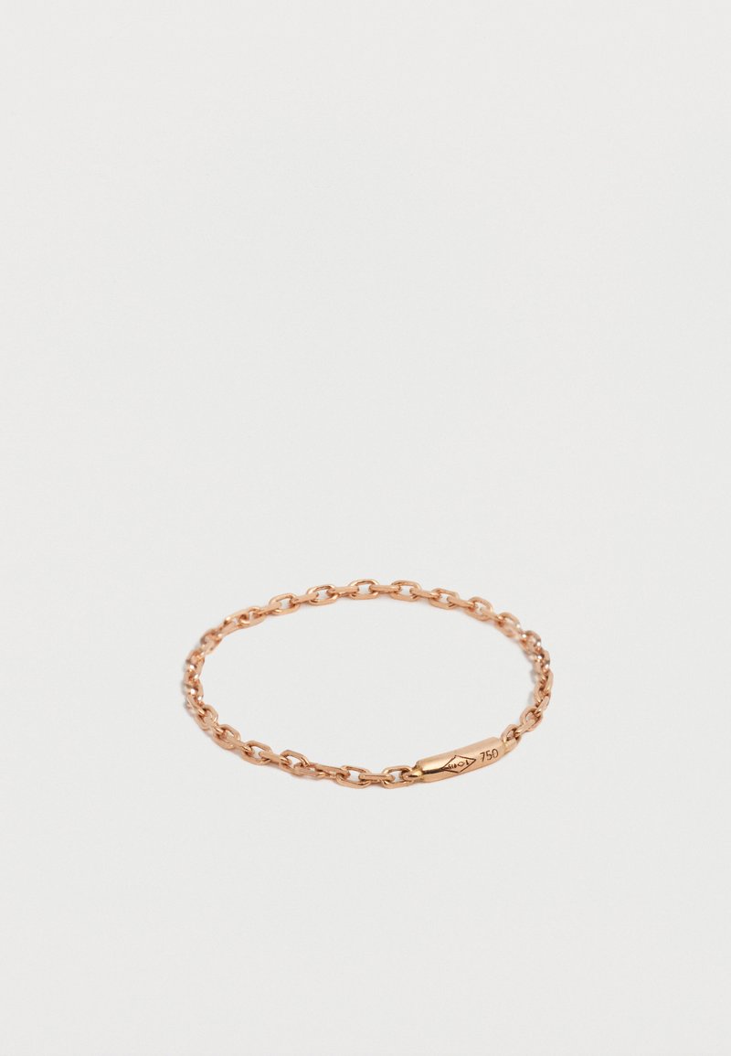 Λεπτό δαχτυλίδι από ροζ χρυσό με μικρούς συνδεδεμένους οβάλ κρίκους και στενό χαραγμένο ορθογώνιο ταμπελάκι με την επισήμανση "750" σε λευκό φόντο.