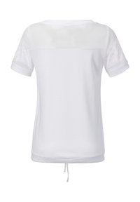 Witte T-shirt met een bovenpaneel van mesh, korte mouwen en een koord aan de onderrand. Eenvoudig ontwerp, zachte stof, lichte textuur.