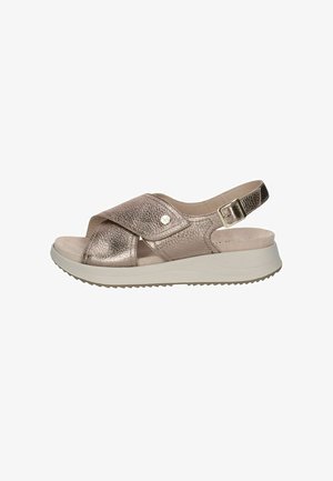 Sandalias de bronce metálico con tiras cruzadas, una hebilla ajustable y una suela acolchada con una base texturizada para mayor tracción.