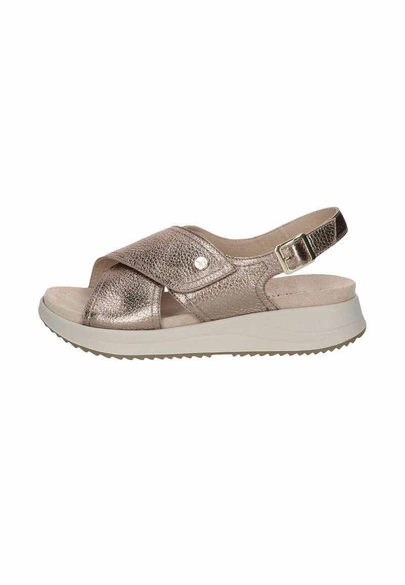 Sandalias de bronce metálico con tiras cruzadas, una hebilla ajustable y una suela acolchada con una base texturizada para mayor tracción.