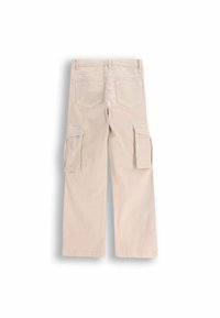 Beżowe spodnie cargo z dwiema dużymi bocznymi kieszeniami, klasycznym pasem i tylnymi kieszeniami; gładki, miękki materiał z prostym krojem nogawki.