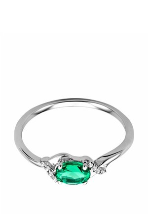 Anello in argento sterling con un ovale di pietra verde, fiancheggiato da piccole pietre trasparenti, banda liscia con design intrecciato.
