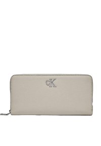 Portafoglio in pelle grigia chiara con una texture liscia, caratterizzato da un logo "cK" in argento e una chiusura con zip, che offre una forma rettangolare.
