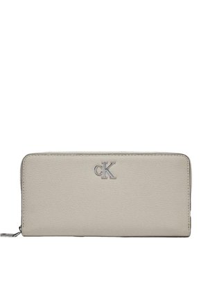 Portafoglio in pelle grigia chiara con una texture liscia, caratterizzato da un logo "cK" in argento e una chiusura con zip, che offre una forma rettangolare.