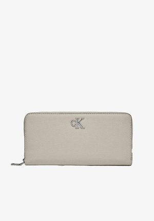 Portafoglio in pelle grigia chiara con una texture liscia, caratterizzato da un logo "cK" in argento e una chiusura con zip, che offre una forma rettangolare.