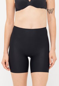 Svarte høydejusterbare shaping-shorts laget av glatt, stretchy stoff med en tettsittende design og lengde til midten av låret. Ingen synlige lukkinger eller mønstre.