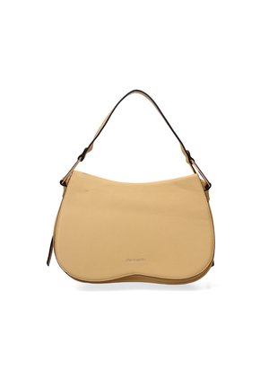 Sac à main en cuir beige de forme courbe, avec une bandoulière unique et une texture lisse. Présente un logo discret à l'avant.