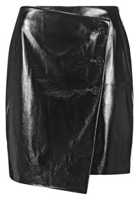 Černá, lesklá sukně z umělé kůže s diagonálním střihem a čtyřmi kulatými černými knoflíky na levé straně pro zapínání.