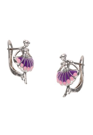 Ezüst balerina fülbevalók lila és rózsaszín zománcos szoknyákkal, részletes karok és lábak táncos pózban, patentkapcsos lezárás, fehér háttér.