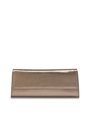 Bolso de mano rectangular metálico en bronce con acabado liso y logo de la marca sutilmente grabado en relieve centrado en la solapa frontal.