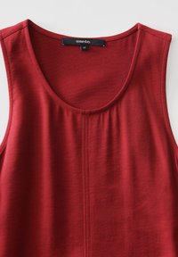 Rote ärmellose Bluse aus weichem Stoff, mit rundem Ausschnitt und gerafftem Detail auf der Vorderseite. Das Etikett trägt die Aufschrift "someday" und die Größe 36.
