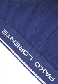 Granatowe bawełniane męskie majtki z szerokim elastycznym pasem, na którym białym tekstem widnieje "Pako Lorente", o klasycznym designie.