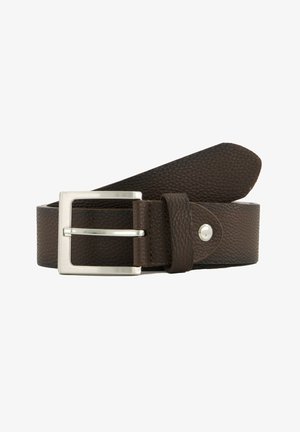 Bruine gestructureerde leren riem opgerold met een zilverkleurige rechthoekige metalen gesp en een metalen klinknagel vlak bij de lus.