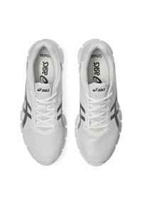 Ett par vita ASICS löparskor med svarta logostriped, meshöverdel och kraftiga vita sulor visas ovanifrån.