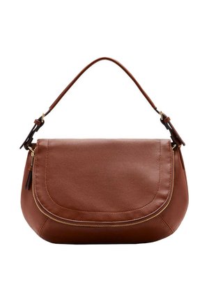 Bolso de hombro de cuero marrón con solapa redondeada y detalle de cremallera dorada, con una única correa ajustable.