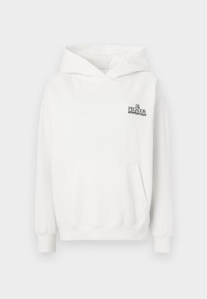 Hvit bomullshettegensere med kengurulomme, ribbestrikkede mansjetter og hette med snøring. Har en liten svart logo på brystet.