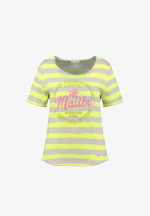 Neon geel en grijs gestreept T-shirt met korte mouwen en de opdruk "Malibu Beach 1994" en een roze palmboom aan de voorkant.