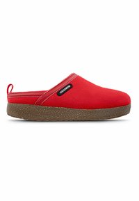 Rode gevoel slip-on schoen met een gebogen ontwerp, voorzien van een bruine textuurzool en een zwart logoaccent aan de zijkant.