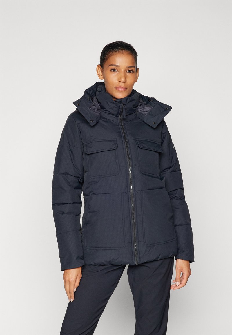 Marineblå pufferjakke med glidelås, doble frontlommer og justerbar hette. Har et strukturert stoff og et varmt, isolert design.