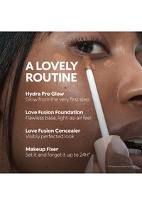 Gros plan d'une personne appliquant un anti-cernes sous l'œil avec un applicateur, avec un texte listant les produits Hydra Pro Glow, fond de teint, anti-cernes et fixateur de maquillage.