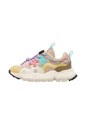 Sneaker chunky con accenti beige, rosa, viola, verde petrolio e giallo, lacci viola e suola bianca spessa con grip strutturato e linguette.
