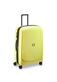 Valigia gialla rigida con superficie testurizzata, cerniera nera e maniglia telescopica. Presenta quattro ruote nere per la mobilità.