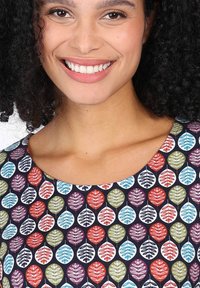 Musterkleid mit rundem Ausschnitt, das mehrfarbige Blattformen auf einem dunklen Hintergrund zeigt; der Stoff wirkt glatt mit einem leichten Glanz.