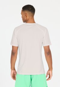 Lys grå kortærmet atletisk T-shirt med et struktureret mønster, rund hals og raglanærmer, parret med grønne badebukser.
