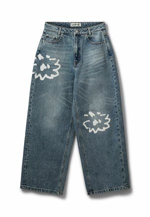 Blaue Jeans mit weitem Bein, hoher Taille und weißen abstrakten Farbakzenten am linken Oberschenkel und im Bereich des rechten Knies.