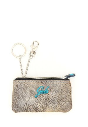 Piccola pochette in pelle grigia con texture, con zip, portachiavi e chiusura metallica, con il logo blu "Gabs" sulla parte anteriore.