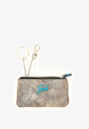 Piccola pochette in pelle grigia con texture, con zip, portachiavi e chiusura metallica, con il logo blu "Gabs" sulla parte anteriore.