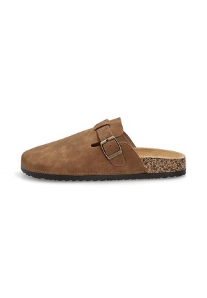 Zapato de ante marrón sin cordones con un acento de hebilla, plantilla de corcho, suela texturizada y un diseño de punta redondeada.