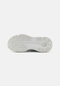 Under Armour INFINITE PRO - Scarpe da corsa su strada - white/distant gray/halo gray