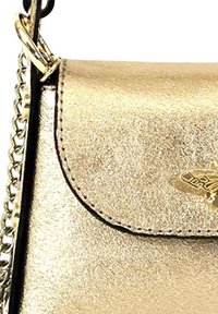 Gouden metallic schoudertas met een gestructureerd oppervlak, flapsluiting en subtiele merklogo-detail aan de voorkant. Voorzien van een kettingband.