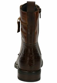 Bottines en cuir marron avec un motif crocodile texturé au niveau du talon, deux zips sur les côtés et une semelle en caoutchouc noir robuste.