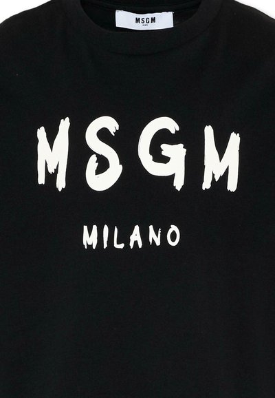 Maglietta nera per bambini con scritte bianche in stile pennellata spessa "MSGM" e "MILANO" più piccolo stampato sotto sul davanti.