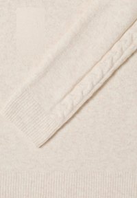 Hellbeige, gestrickter Pullover mit strukturiertem, geripptem Saum und Zopfmusterdetails an den Ärmeln. Weiches, leichtes Material.
