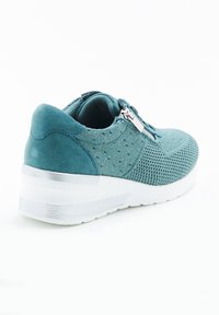 Scarpa sportiva color teal con tomaia perforata, zip per la chiusura e suola bianca e testurizzata. Realizzata in materiali scamosciati e in rete.