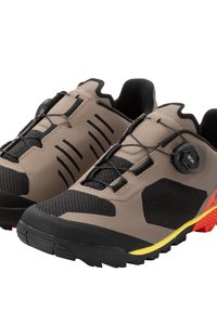 Scarpe sportive marroni e nere con superficie texturizzata, sistema di allacciatura BOA e suola multicolore con accenti arancioni e gialli.