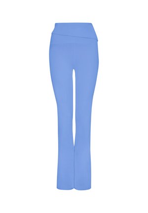 Pantaloni azzurri a vita alta con una fascia ampia e ripiegata in vita e una leggera svasatura in fondo, su sfondo bianco.