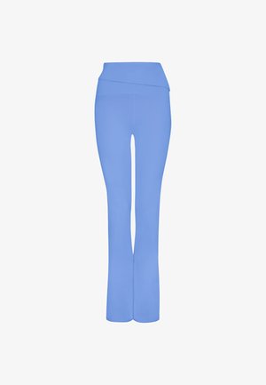 Hellblaue, hoch taillierte Hose mit breitem, umgeschlagenem Bund und leicht ausgestelltem Beinabschluss vor weißem Hintergrund.