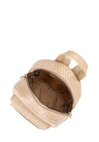 Zaino in paglia intrecciata beige con manico superiore, chiusura con zip e una fodera interna liscia con lettering del marchio ripetuto.