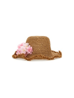 Sombrero de paja trenzada en tono beige con un borde deshilachado y acentos florales en rosa en el costado. Presenta una corona redondeada y un ala ancha.