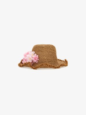 Chapeau en paille tressée de couleur beige, avec un bord effiloché et des accents floraux roses sur le côté. Il présente une couronne arrondie et un large bord.